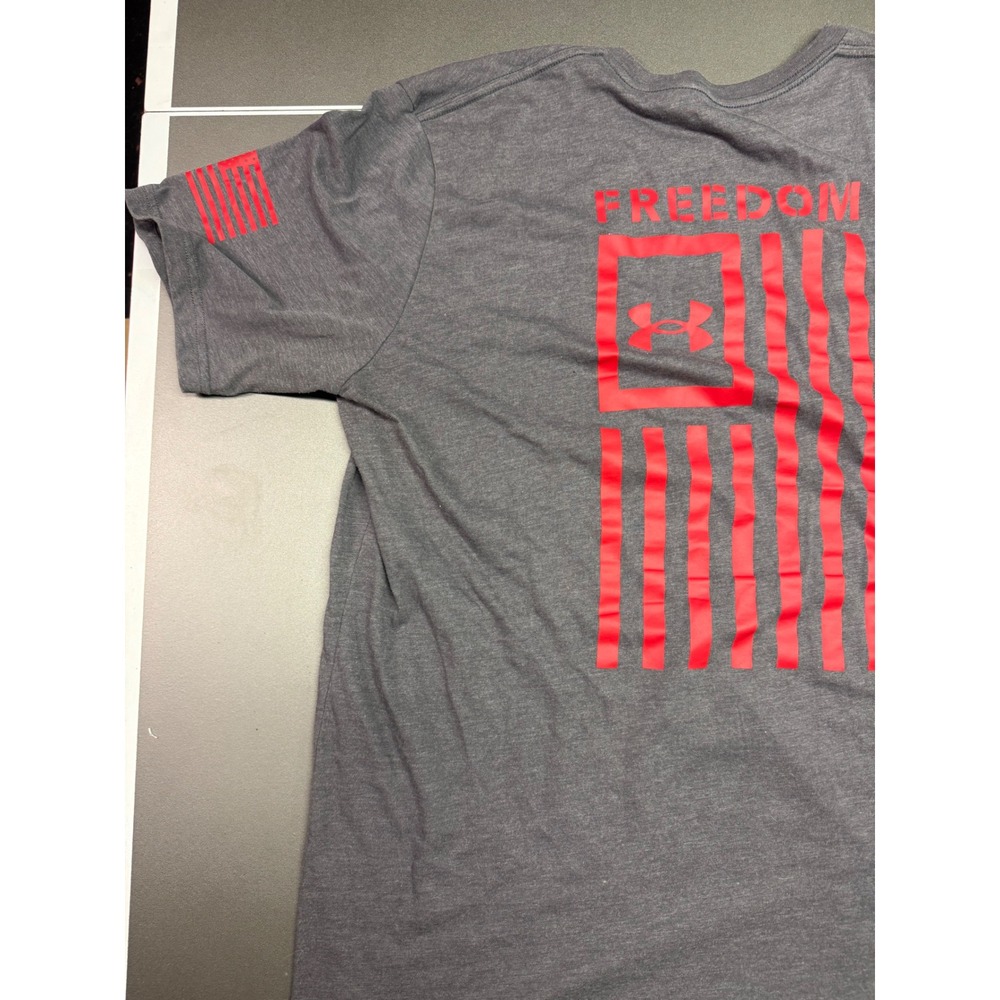 Under Armour Freedom Mens XL Gray Red American Flag Graphic T-Shirt Loose Fit - Picture 3 of 9